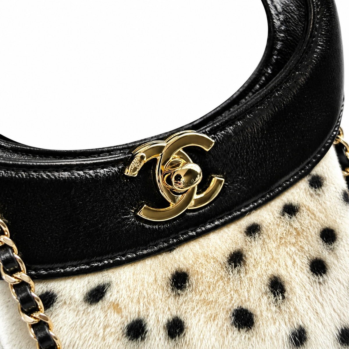 CHANEL Spotted Fur Hobo Crossbody Bag – Black Polka Dot Shearling Black Leather Gold Hardware 22×23×5cm