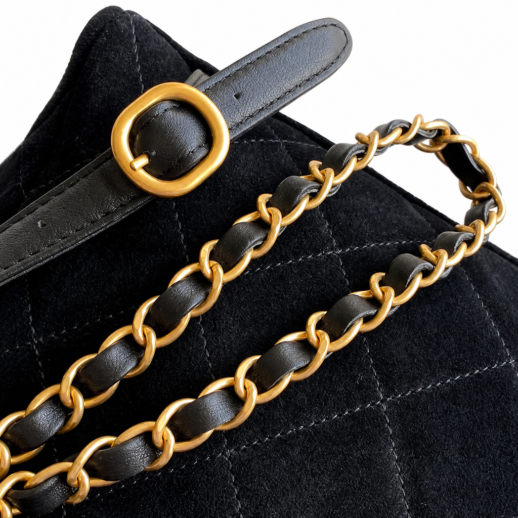 Chanel Classic Flap Bag – Beige Quilted Lambskin, Gold Hardware (22×22.5×8.5cm)