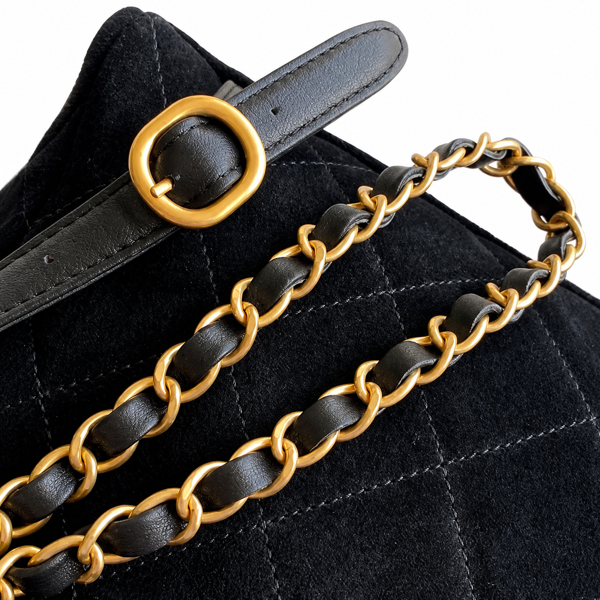 Chanel Classic Flap Bag – Beige Quilted Lambskin, Gold Hardware (22×22.5×8.5cm)