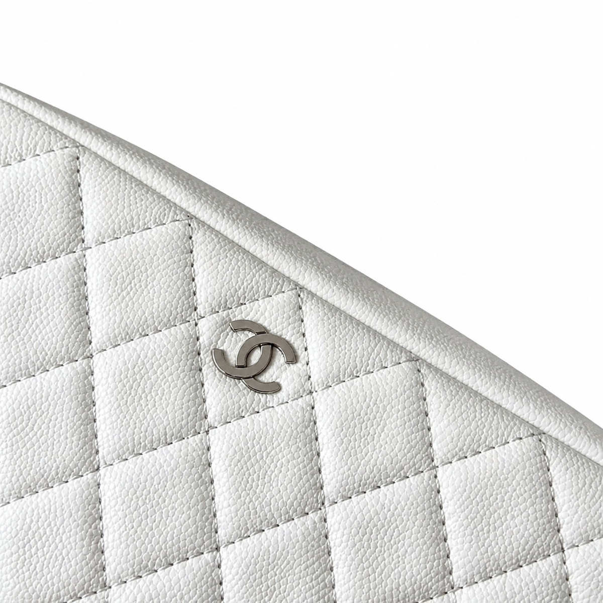 Chanel White Caviar Quilted Zip-Around Travel Vanity Case Jewelry Box Silver CC Logo Silver Hardware 21cm