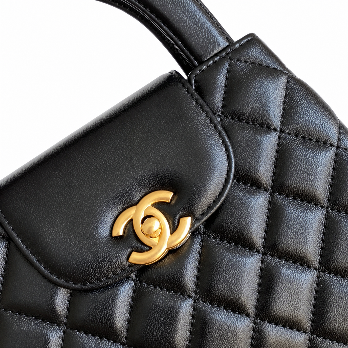 Chanel Quilted Travel Crossbody Bag 13×19×7cm | Compact Leather Vacation Shoulder Bag