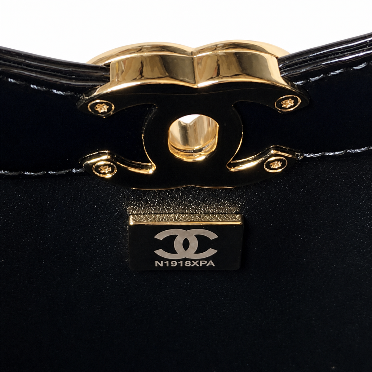 Chanel Weekend Quilted Crossbody Bag 22×23×5.5cm | Spacious Leather Casual Luxury Shoulder Bag