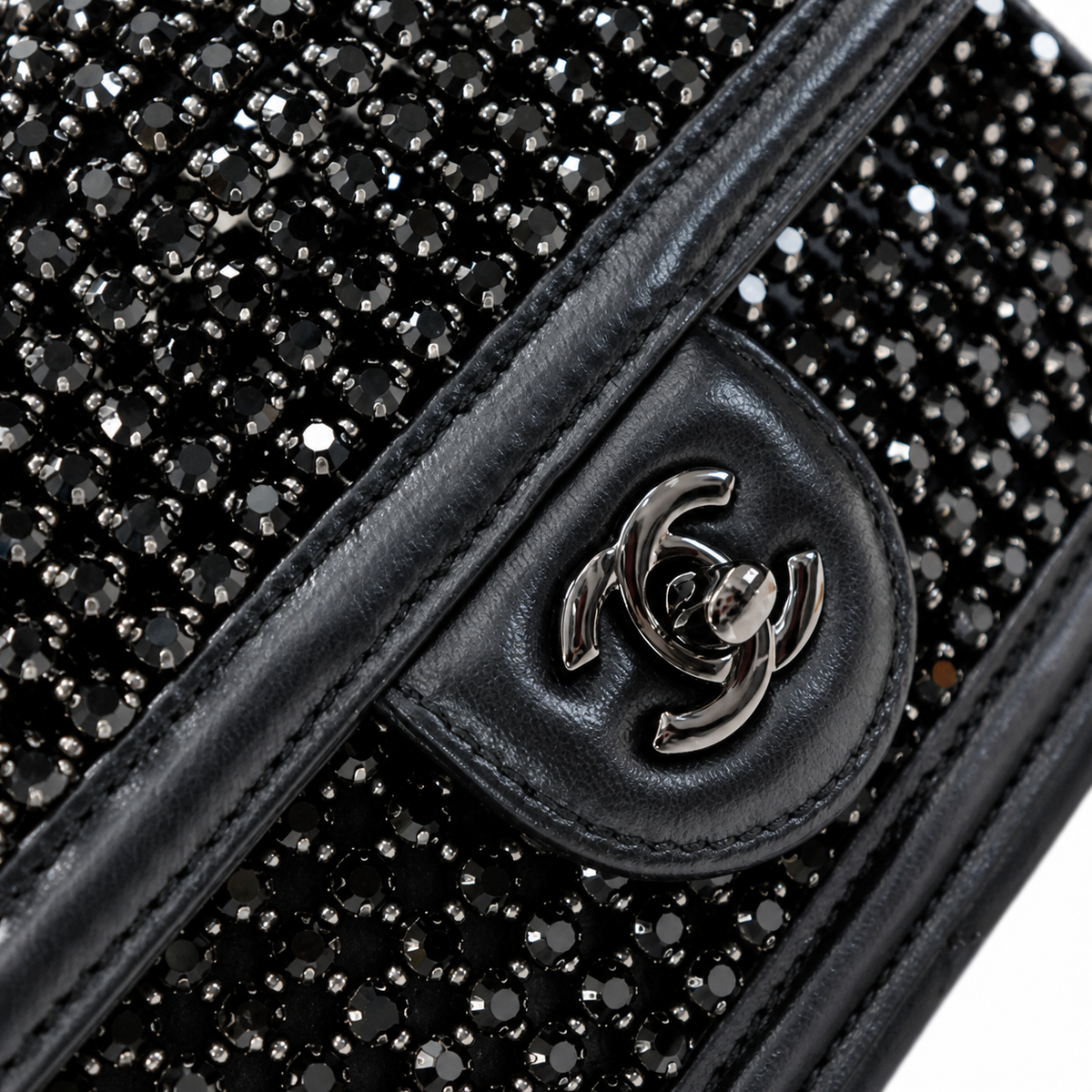 Chanel Classic Flap Bag – Beige Quilted Lambskin, Gold Hardware (14.5×22.5×6.5cm)