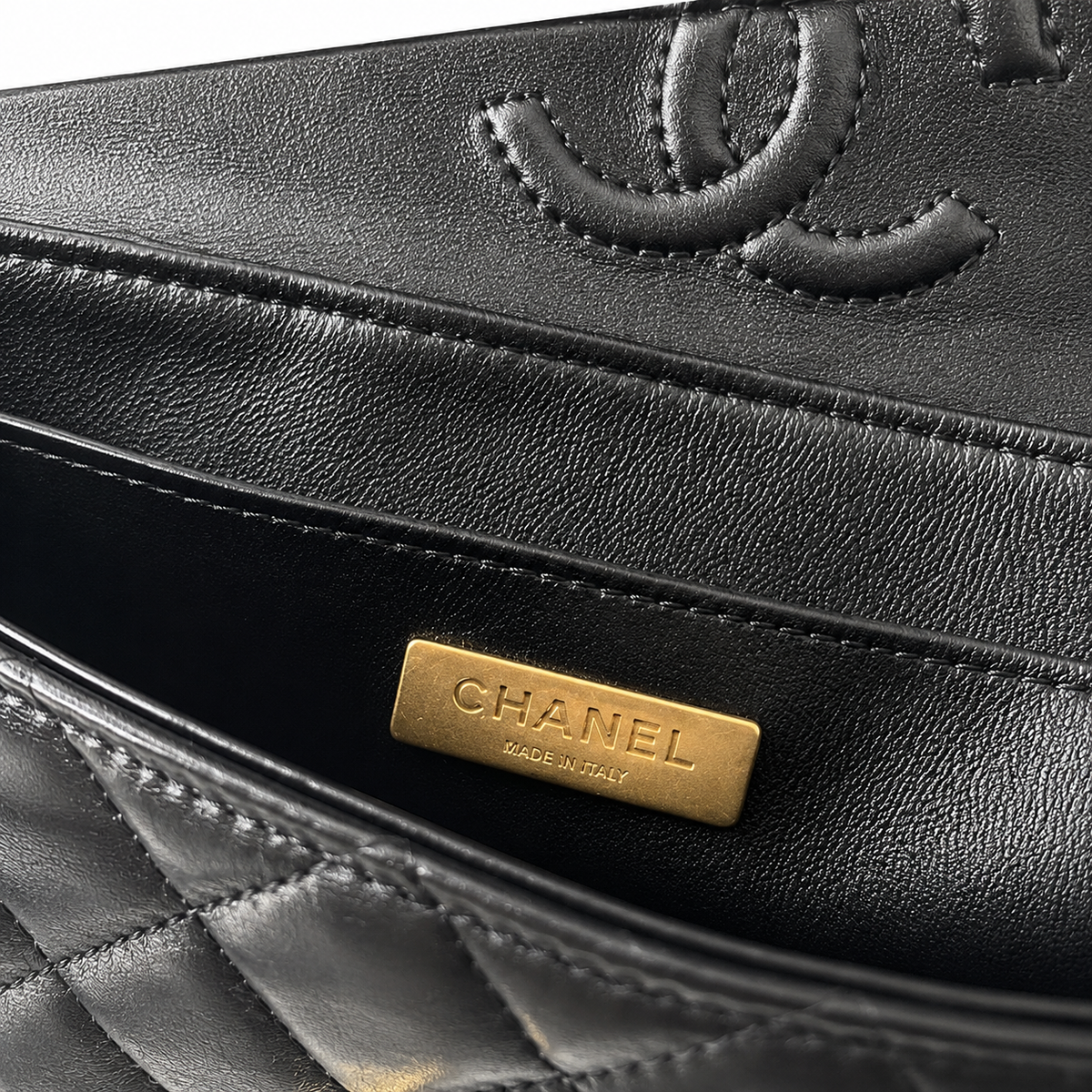 Chanel Classic Flap Bag – Beige Quilted Lambskin, Gold Hardware (12×22×6cm)
