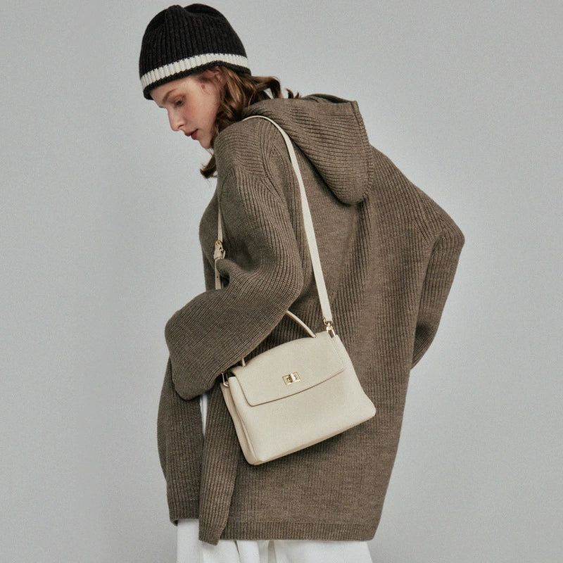 Chanel Classic Shoulder Bag | Parisian Grace & Everyday Elegance | 30.5×4×12.5cm