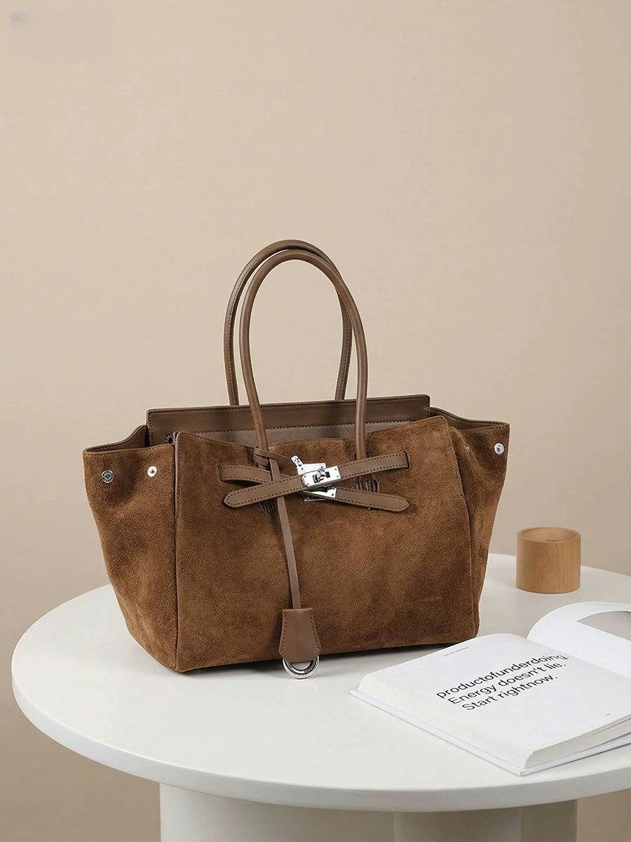 Chanel Classic Crossbody Bag | Refined French Luxury | 30.5×4×12.5cm