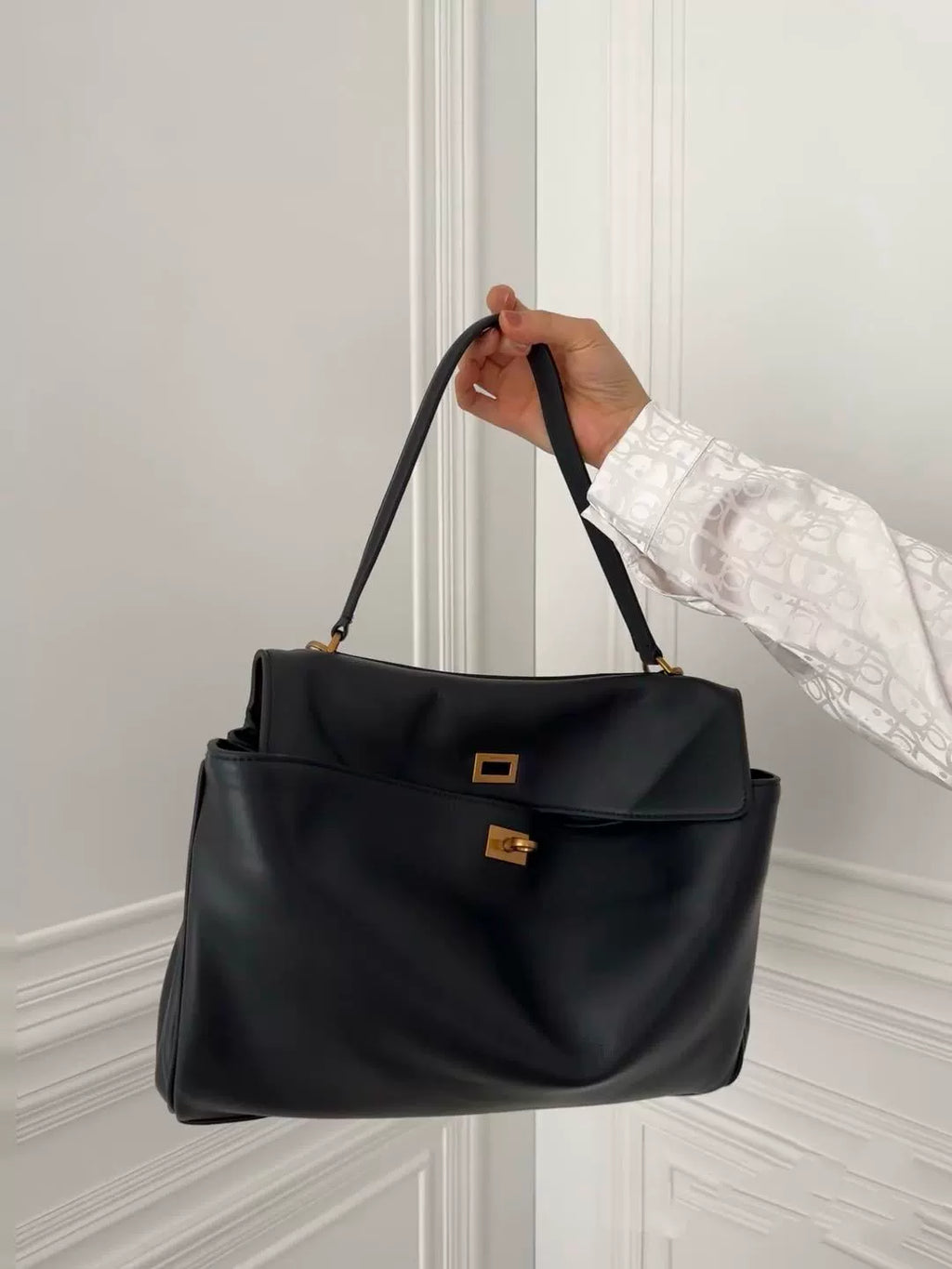 Chanel Classic Crossbody Bag | Understated Elegance | 30.5×4×12.5cm