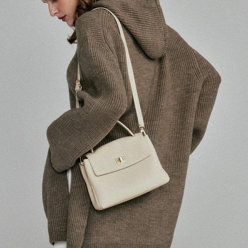 Chanel Classic Shoulder Bag | Parisian Grace & Everyday Elegance | 30.5×4×12.5cm