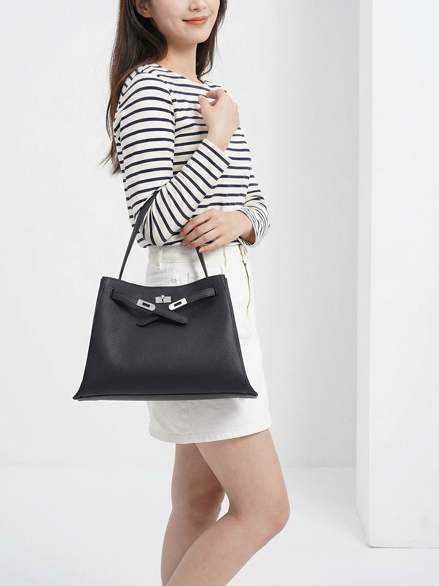 Chanel Classic Shoulder Bag | Sculpted Luxury | 30.5×4×12.5cm