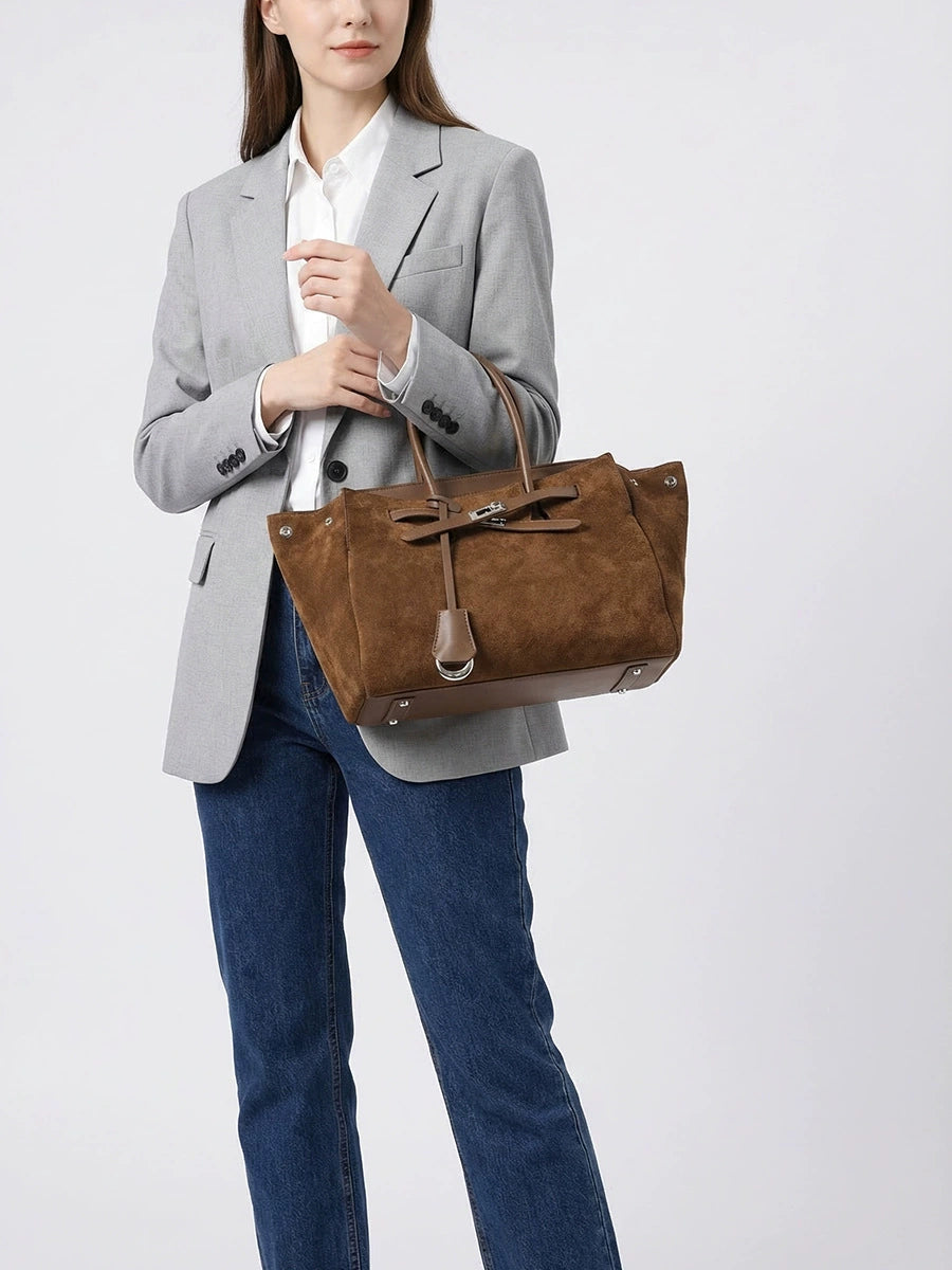 Chanel Classic Crossbody Bag | Refined French Luxury | 30.5×4×12.5cm