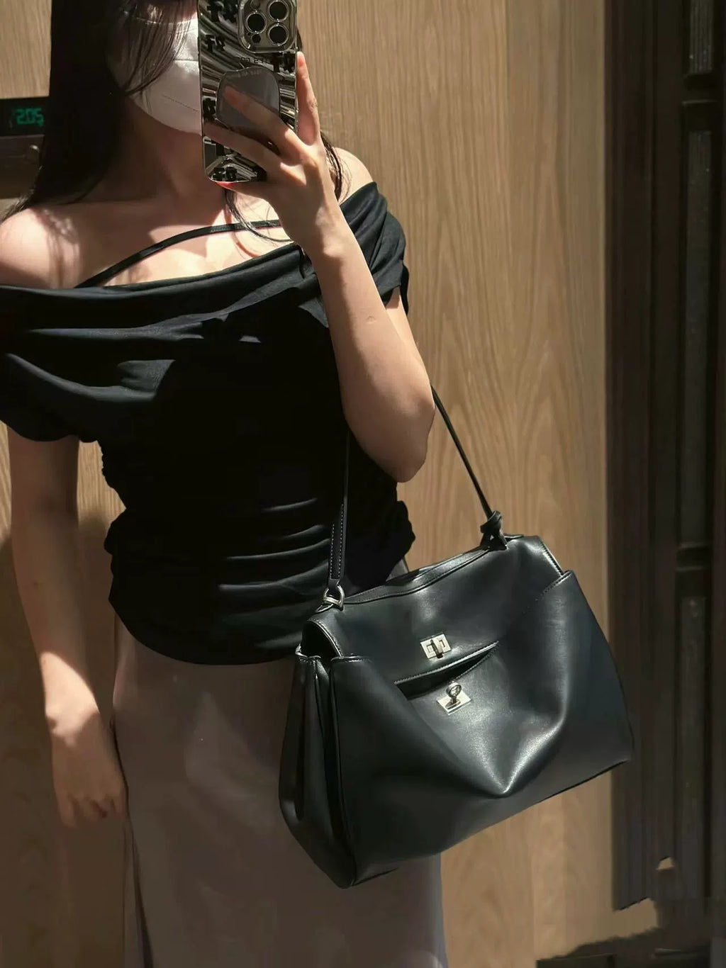 Chanel Classic Crossbody Bag | Understated Elegance | 30.5×4×12.5cm