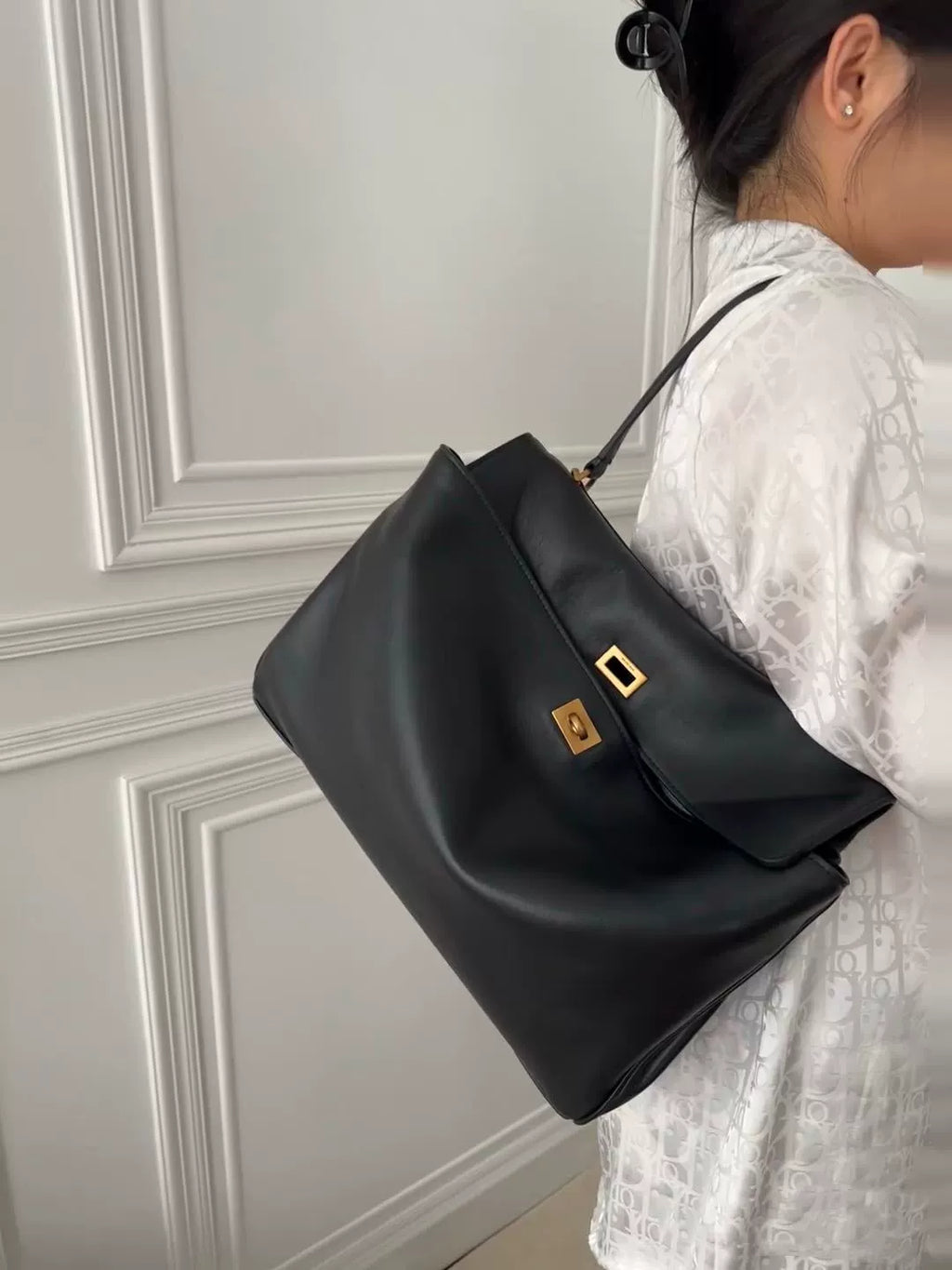 Chanel Classic Crossbody Bag | Understated Elegance | 30.5×4×12.5cm