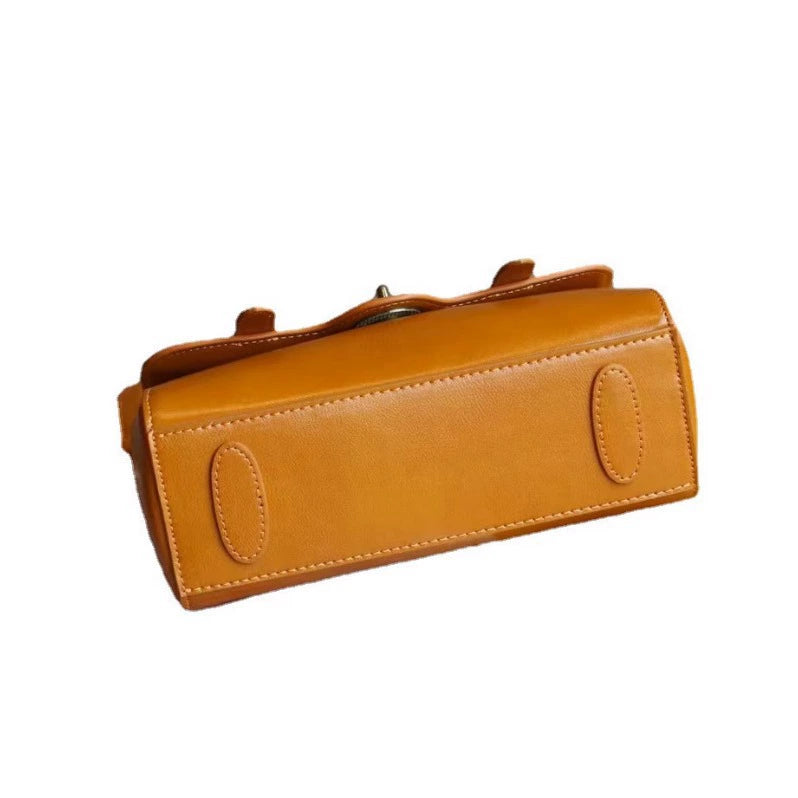 Chanel Classic Crossbody Bag | Bold Minimalism | 30.5×4×12.5cm